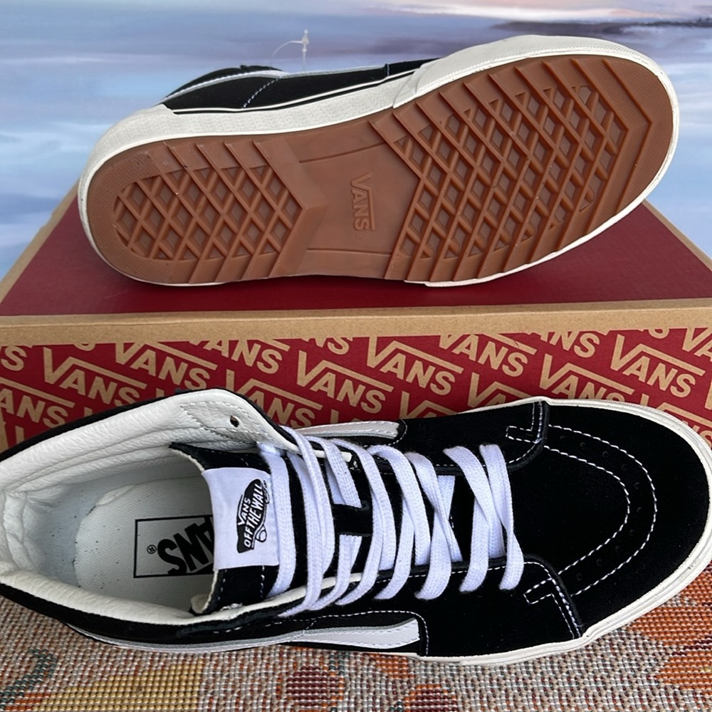 Vans Men’s Sk8-Hi Stacked (Suede/Canvas) Black/Blan
VN0A4BTW5ZN
Platforms - Picture 5 of 16